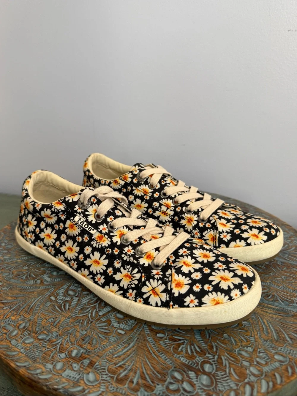 Like new! Taos Star Daisy Print Sneakers Size 8